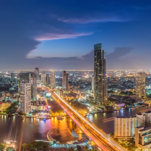 Adembenemend uitzicht over Bangkok bij nacht, met verlichte wolkenkrabbers, bruisende straten en een sfeervolle skyline.