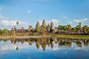 Angkor Wat bij zonsopgang – het iconische tempelcomplex in Siem Reap, Cambodja, met een prachtige weerspiegeling in het water."